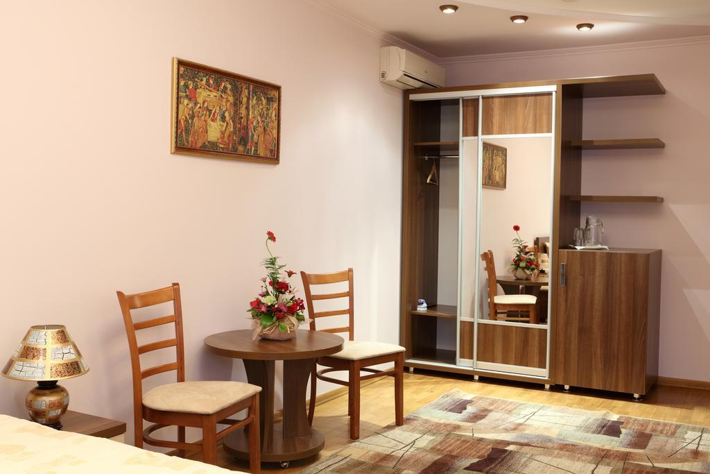 Hotel Bachus คีชีเนา ห้อง รูปภาพ
